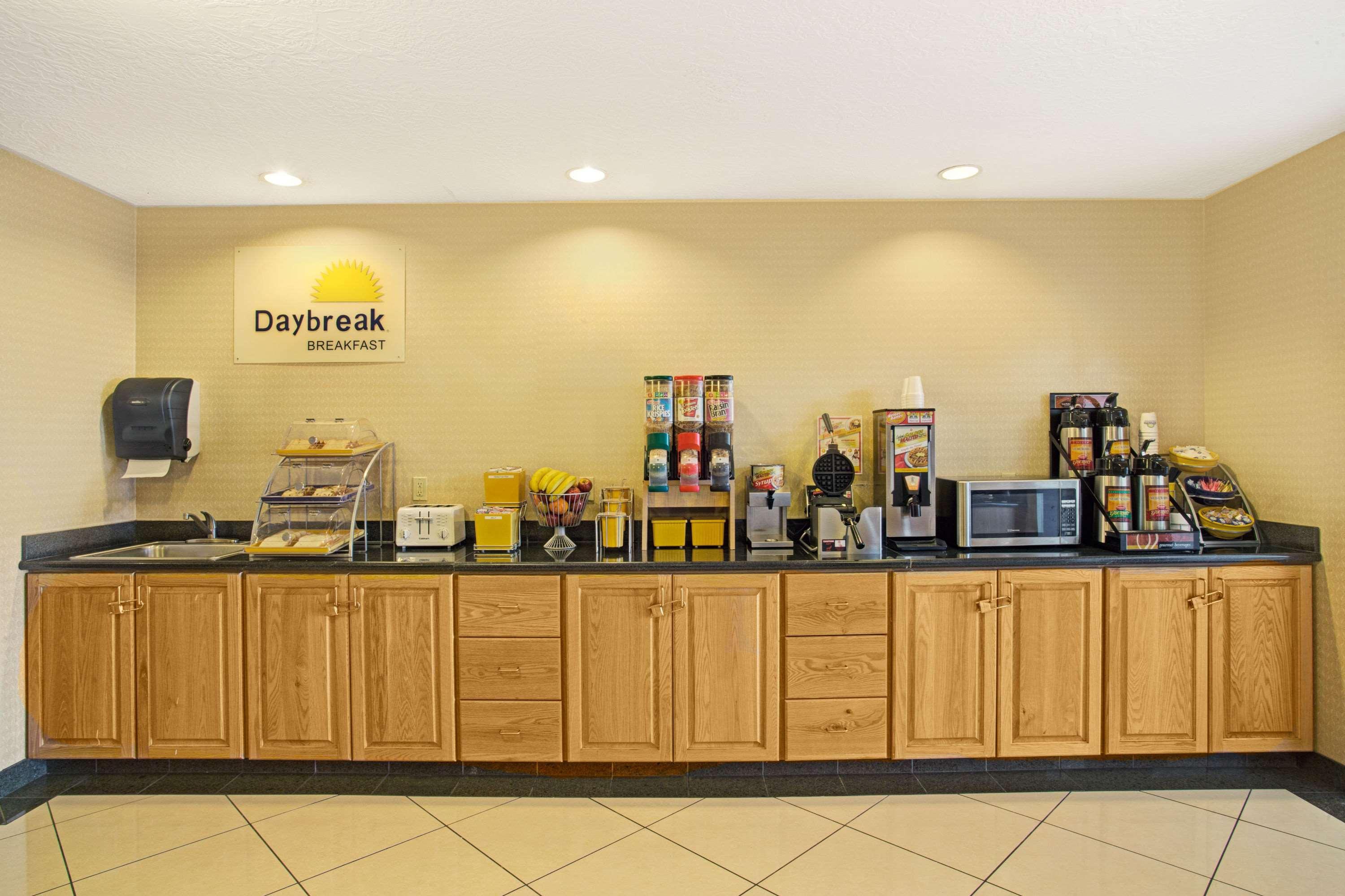Days Inn By Wyndham בריגהאם סיטי מראה חיצוני תמונה