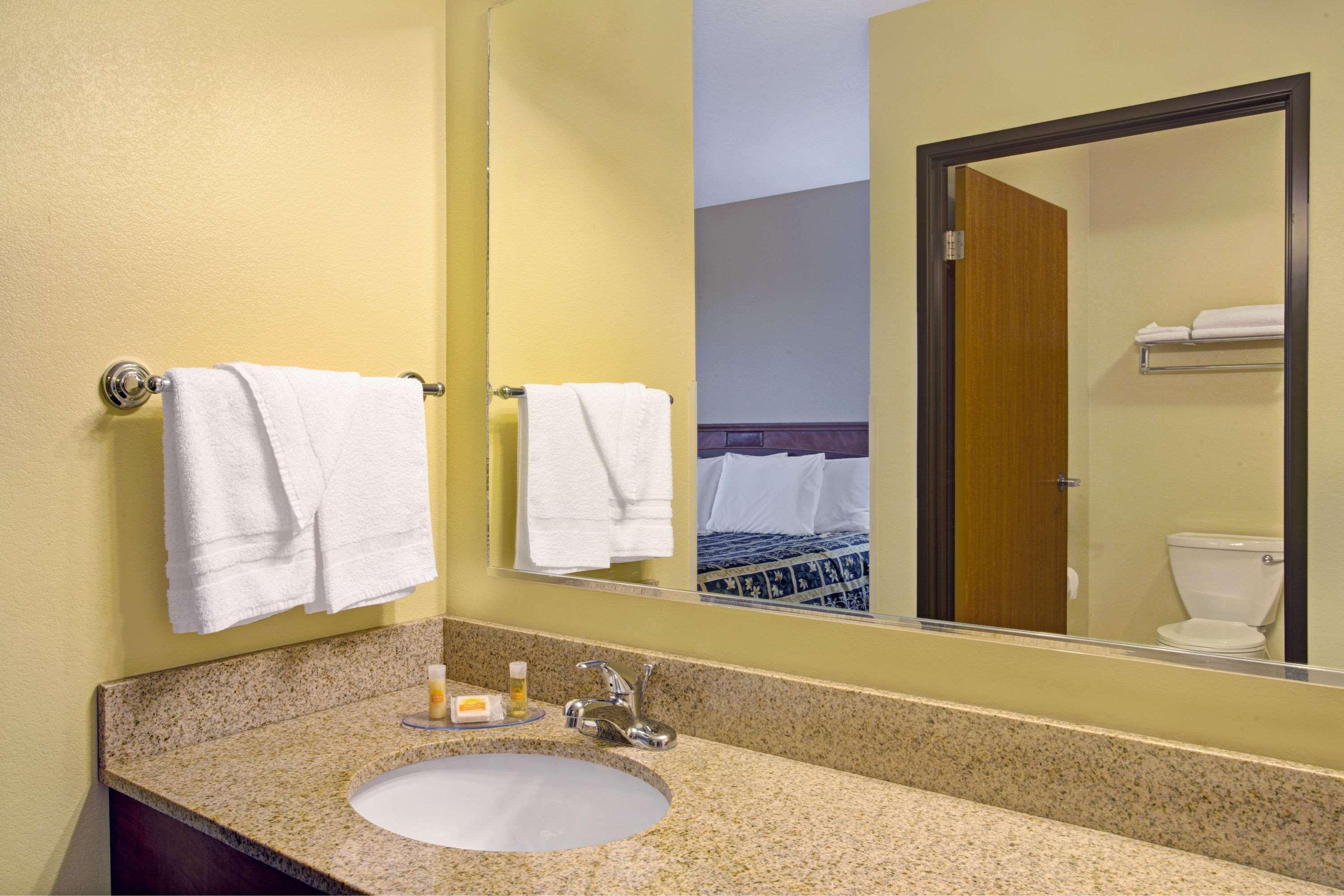Days Inn By Wyndham בריגהאם סיטי מראה חיצוני תמונה